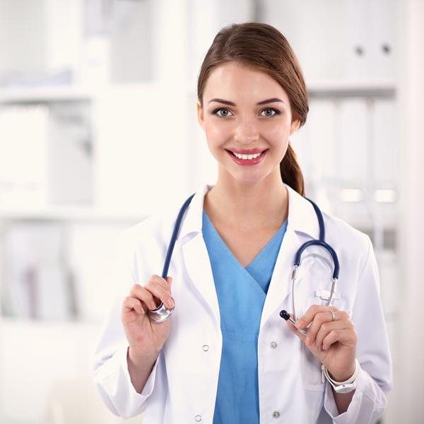 Женщины врачи группа россия фото. Женщина врач вид сбоку. Стать врачом в 30 лет. Младший медицинский персонал. Молодая девушка медик.