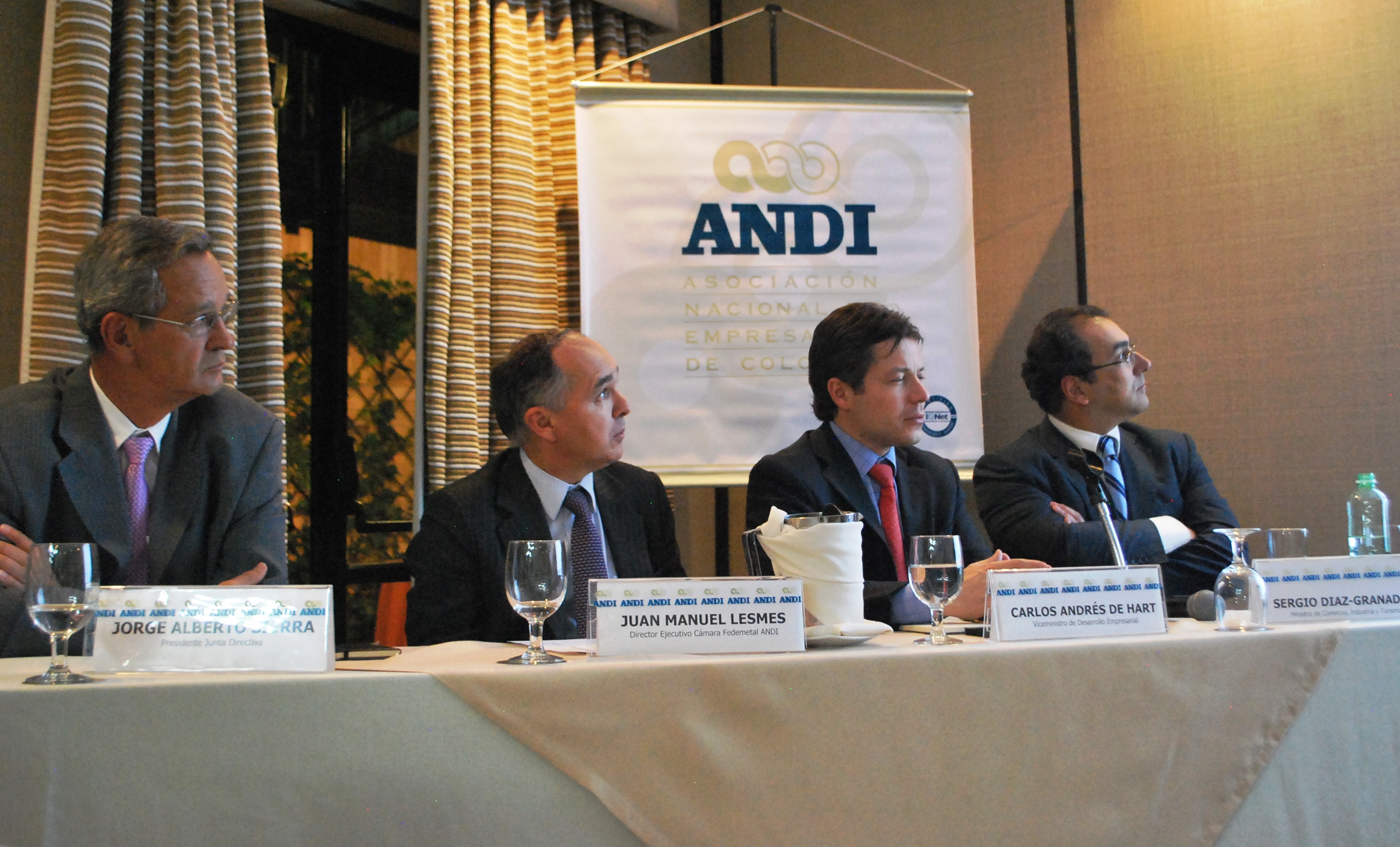 De izquierda a derecha:  Jorge Alberto Sierra, Presidente de la Junta directiva de la Cámara de FEDEMETAL de la Andi; Juan Manuel Lesmes, Director de la Cámara de FEDEMETAL de la ANDI; Carlos Andrés d