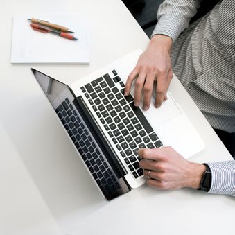 Contratar los servicios de asistencia técnica
